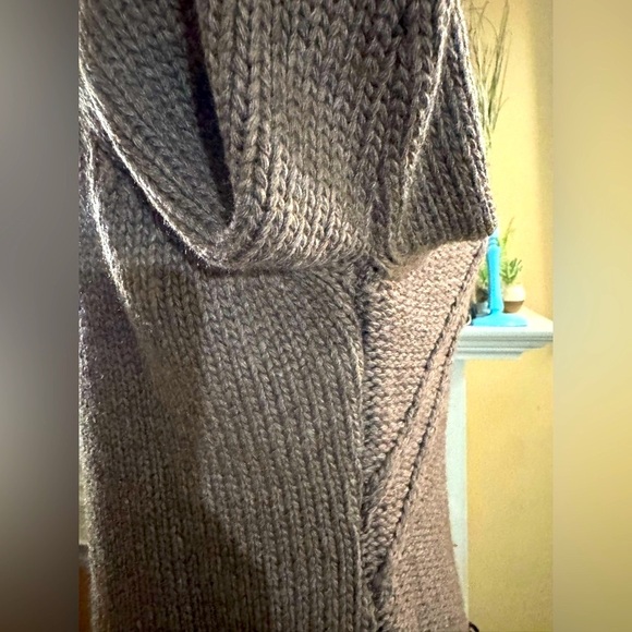 LOVERS AND FRIENDS Emory Keyhole Cable Pullover in Dark Taupe Brown size L - Picture 9 of 11
